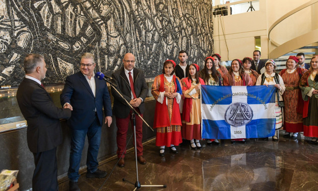 Τα κάλαντα από την Παναρκαδική Ομοσπονδία Ελλάδας άκουσε ο Κουτσούμπας: Καούρ εκάνατε καμπζιά