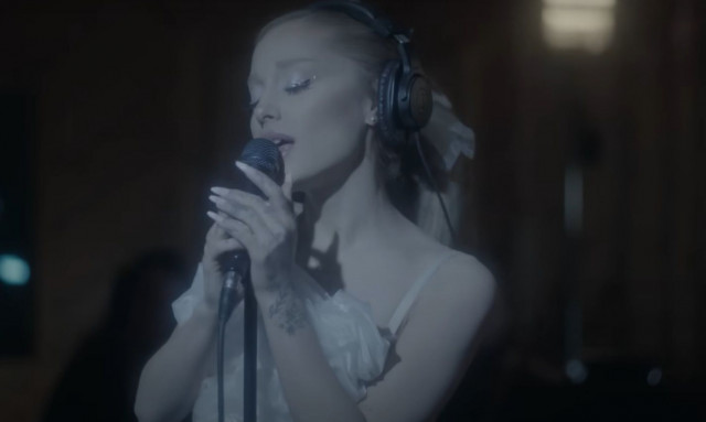 Αριάνα Γκράντε: Τραγούδησε ζωντανά το «Santa Tell Me» και ευχήθηκε καλές γιορτές