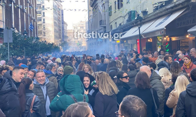 Θεσσαλονίκη: Εορταστικό κλίμα στην Βασιλέως Ηρακλείου από το πρωί της Παραμονής Χριστουγέννων