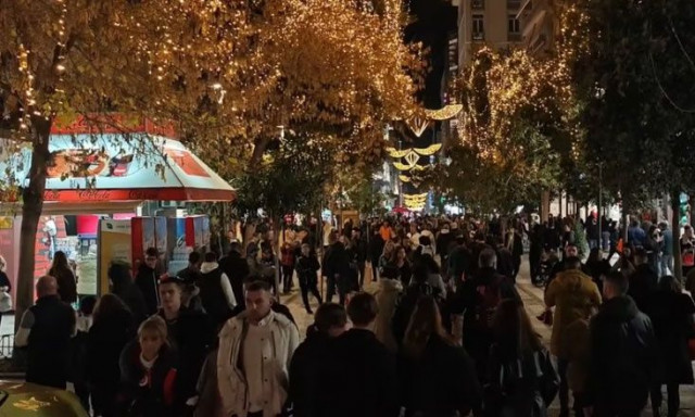 «Προσκύνημα» στην Ερμού για τα τελευταία ψώνια - Κατάμεστο το κέντρο πριν κλείσουν τα καταστήματα