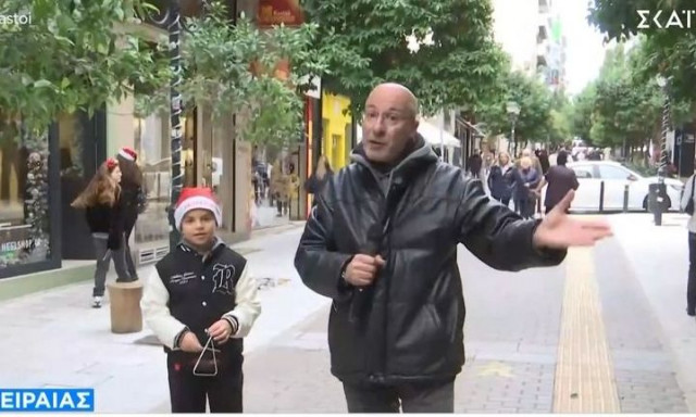 Παιδάκι ζητά live να πει τα κάλαντα σε δημοσιογράφο του ΣΚΑΪ