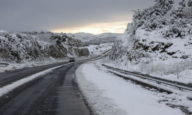 Χιόνια στα ορεινά της Στερεάς Ελλάδας – Πού χρειάζονται αλυσίδες