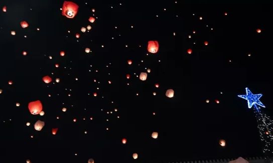 «Η νύχτα των Ευχών»: Τα φαναράκια «ταξίδεψαν» στον αττικό ουρανό