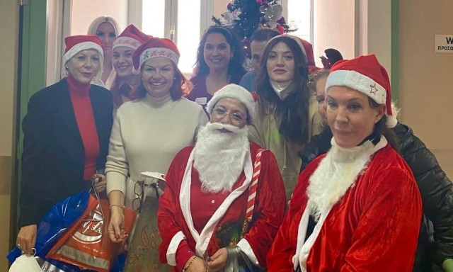 Βάνα Μπάρμπα: Ντύθηκε Άγιος Βασίλης και μοίρασε δώρα σε νοσοκομείο