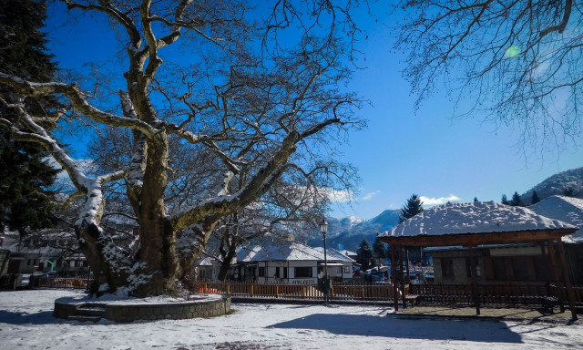 Χριστούγεννα: Έως 100% η πληρότητα σε Τζουμέρκα, Μέτσοβο, Αράχωβα, Καρπενήσι και Καστοριά
