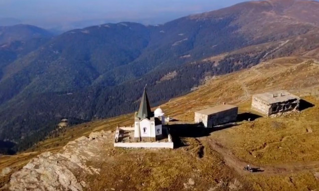 Το παράξενο εκκλησάκι του Προφήτη Ηλία που σε «μεταφέρει» στο εξωτερικό