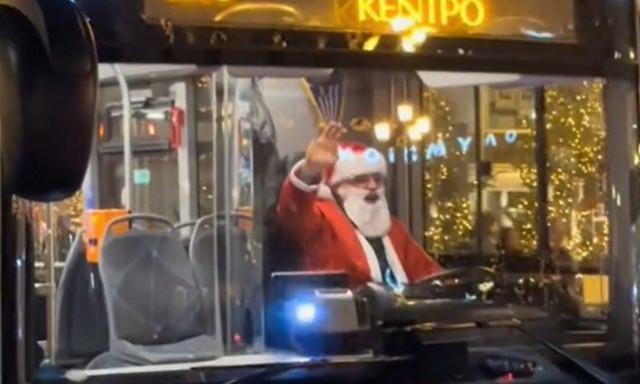 Θεσσαλονίκη: Οδηγός του ΟΑΣΘ ντύθηκε Άγιος Βασίλης και βγήκε για δρομολόγιο