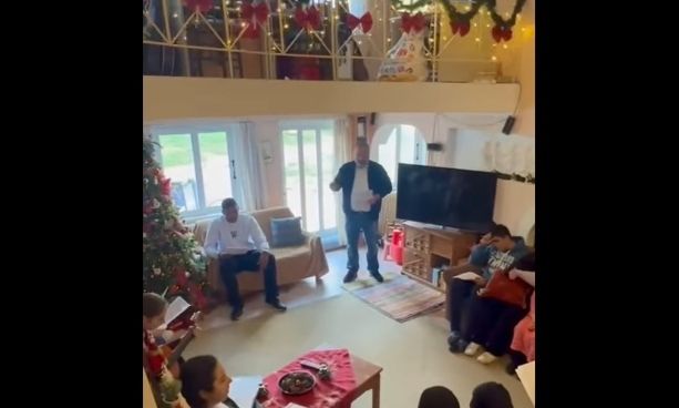 AEK: Ο Μάριος Ηλιόπουλος έξαλλε τα κάλαντα μαζί με τα παιδιά στο Λύρειο Παιδικό Ίδρυμα