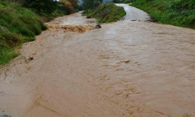 «Φούσκωσαν» και ξεχείλισαν τα ρέματα στη Λοκρίδα και την Αιδηψό
