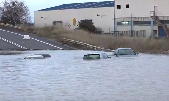 Σχηματάρι: Πέντε οχήματα παραμένουν εγκλωβισμένα – «Το παιδί μου βγήκε κολυμπώντας»