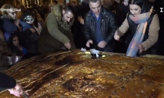 Χαλκιδική: Το μεγαλύτερο χριστόψωμο της Ελλάδας, βάρους 400 κιλών