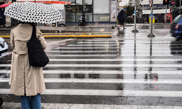 Κακοκαιρία Elena:  Πώς θα εξελιχθεί - Διακοπή κυκλοφορίας στην Ποσειδώνος - Προβλήματα στην Αττική