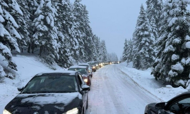 Κακοκαιρία «Elena»: Απίστευτο μποτιλιάρισμα στο Περτούλι - Ουρές 15 χιλιομέτρων