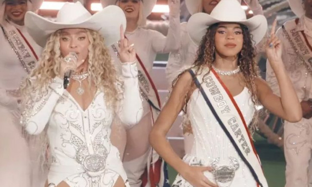 Μπιγιονσέ: Εμφανίστηκε με την κόρη της σε ημίχρονο αγώνα και έκανε τους φιλάθλους να παραληρούν