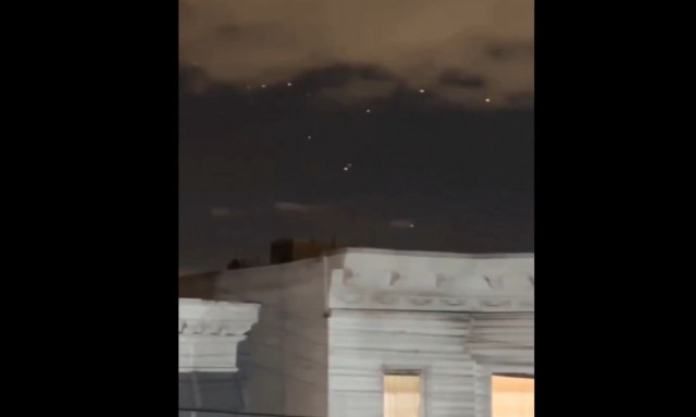 ΗΠΑ: Νέο σοκαριστικό βίντεο με φωτεινές σφαίρες στον ουρανό της Νέας Υόρκης