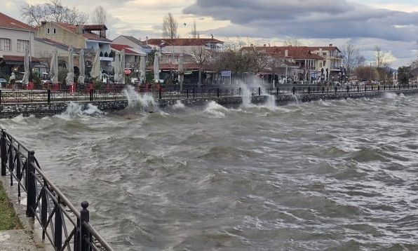Ιωάννινα: Η λίμνη Παμβώτιδα «αγρίεψε» - Τα κύματα βγήκαν στη στεριά