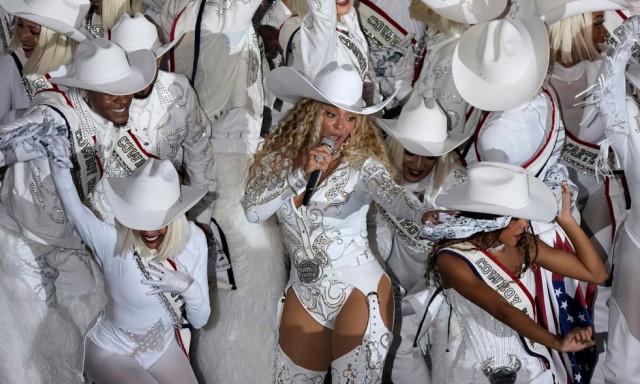 Μπιγιόνσε: Η χειρονομία της που προκάλεσε θύελλα αντιδράσεων στο ημίχρονο αγώνα του NFL