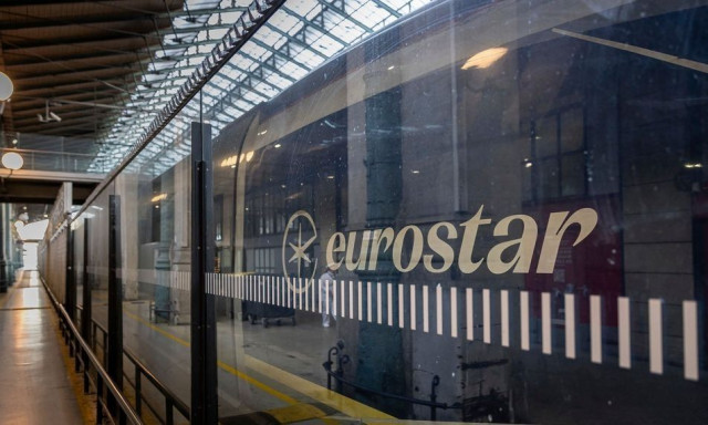 Επιβάτες του Eurostar έμειναν παγιδευμένοι για ώρες στη σήραγγα στη Μάγχη