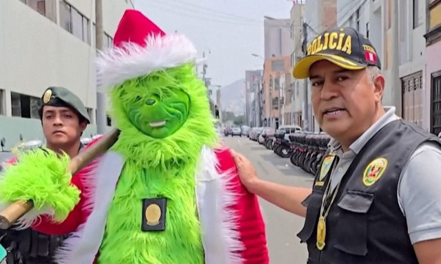 Περού: Αστυνομικός ντύθηκε Grinch και συνέλαβε τρεις εμπόρους ναρκωτικών