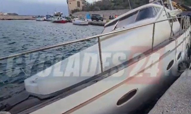 Σύρος: Ημιβύθιση εγκαταλελειμμένου σκάφους αναψυχής - Δείτε βίντεο