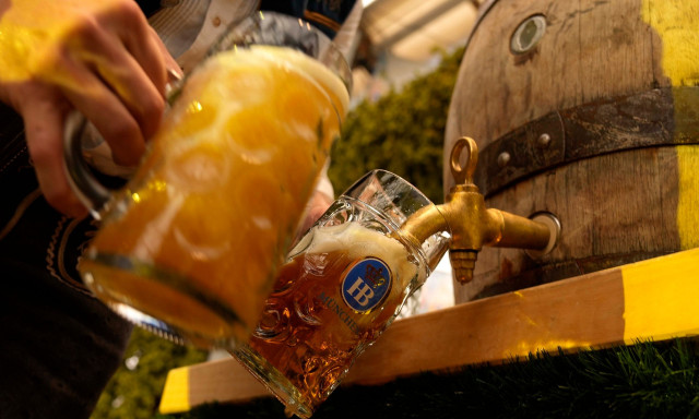 Γερμανία: Η βιομηχανία μπύρας περνά κρίση – «Οι τιμές είναι απελπιστικές»
