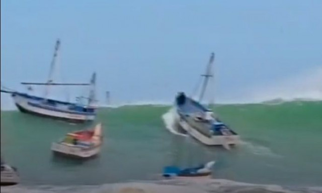 Η μανία της Φύσης: Τρομακτικά γιγαντιαία κύματα «καταπίνουν» βάρκες και πόλεις