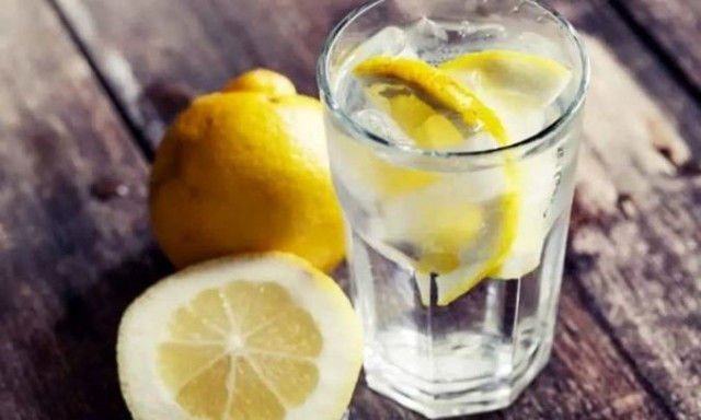 Πίνετε νερό με λεμόνι κάθε πρωί -Τι θα συμβεί στο σώμα μας