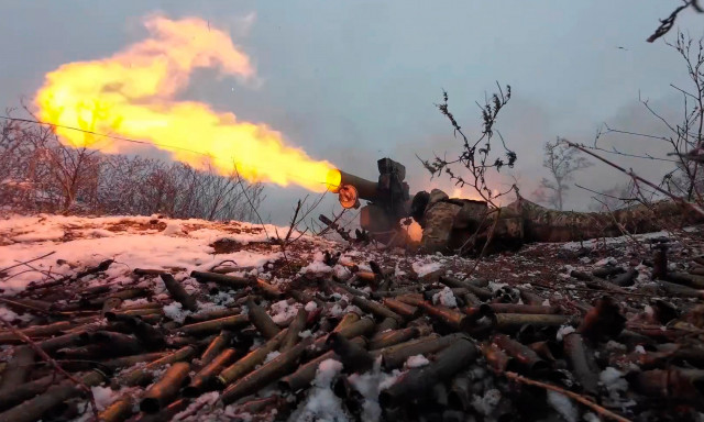 Ρωσία: Στις φλόγες τυλίχθηκε διυλιστήριο από επίθεση ουκρανικών drones – Πλάνα από τις εκρήξεις