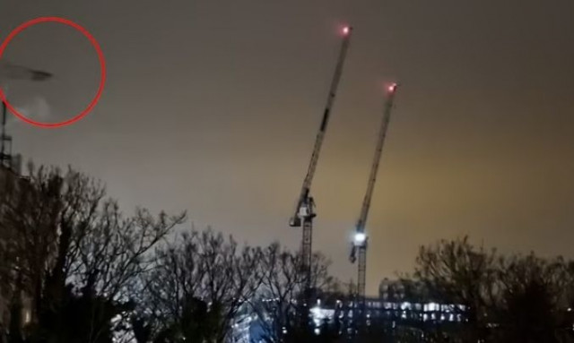 Παράξενη στιγμή: Απόκοσμα μαύρα σχήματα στον ουρανό σπέρνουν πανικό σε πουλιά