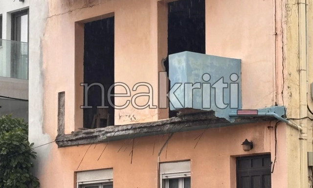 Ρέθυμνο: Κατέρρευσε μπαλκόνι και βρέθηκε... στη μέση του δρόμου