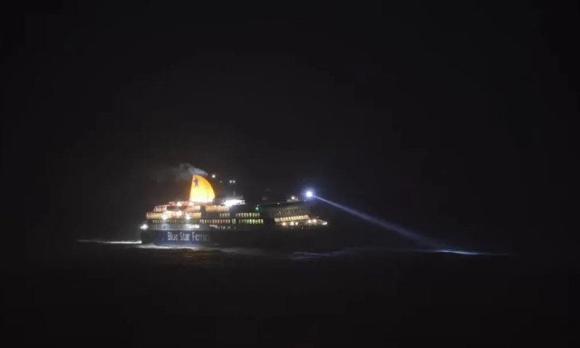 Νάξος: Ο καπετάνιος του Blue Star Delos αναγκάστηκε να ψάξει με τον προβολέα τον κυματοθραύστη