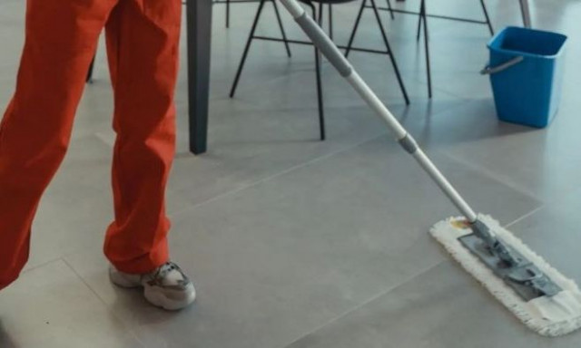 Πώς να καθαρίσετε τα πατώματα με τη «μέθοδο της γιαγιάς» -  Εδώ είναι τι πρέπει να κάνετε