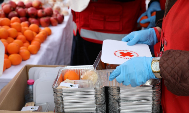 Ο Ελληνικός Ερυθρός Σταυρός θα προσφέρει γεύματα στους άστεγους ενόψει Πρωτοχρονιάς