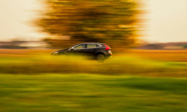 Οδηγός έβαλε όπισθεν ενώ έτρεχε με 80 χιλιόμετρα - Τι συνέβη στο όχημα