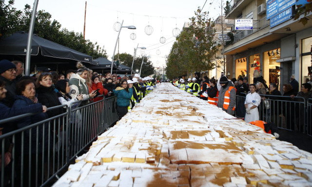 Περιστέρι: Έφτιαξαν βασιλόπιτα έτοιμη για ρεκόρ Γκίνες - Ζυγίζει 10 τόνους