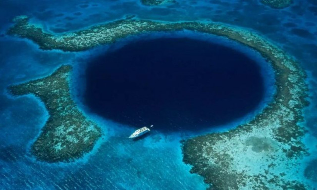Οι δύτες έκαναν τρομακτική ανακάλυψη αφού τελικά έφτασαν στον πάτο της Μεγάλης Γαλάζιας Τρύπας