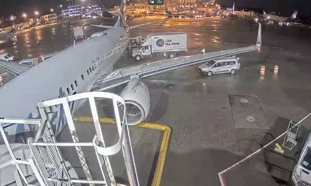 Αγχώθηκε στην πτήση και βγήκε να κάτσει στο φτερό του αεροπλάνου