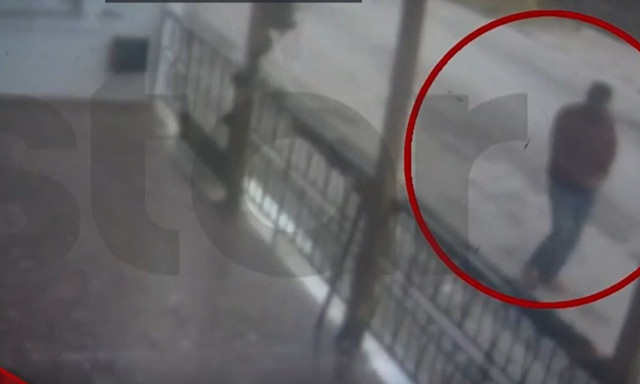 Στιγμές τρόμου για γυναίκα στο Μενίδι: Της επιτέθηκε άνδρας με μαχαίρι - Βίντεο ντοκουμέντο