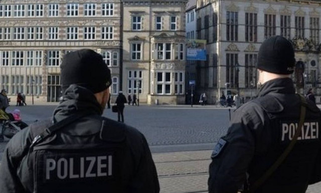 Γερμανία: Με κοστούμι και γραβάτα αλλά... βαμμένος με χρώματα παραλλαγής έβγαλε μαχαίρι σε γυναίκες