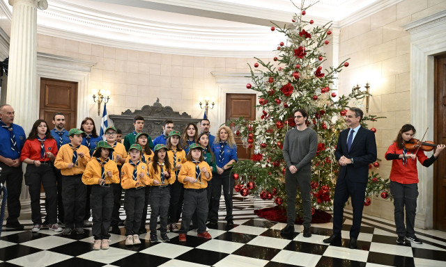 Αρχιμηνιά και αρχιχρονιά στο Μαξίμου: Τα κάλαντα στον πρωθυπουργό