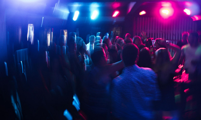 Πάρτι με ναρκωτικά σε βίλα των νοτίων προαστίων - Τρεις αστυνομικοί στους 13 συλληφθέντες