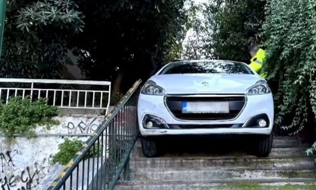 Γκύζη: Μεθυσμένος οδηγός κατέβηκε σκαλοπάτια... με το αυτοκίνητό του