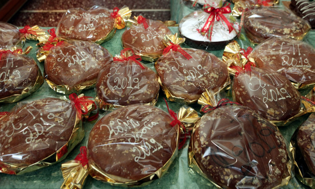 Φούρνοι σε Ίλιον και Θεσσαλονίκη φτιάχνουν βασιλόπιτες με γεύσεις μουσακά, παστουρμά και γραβιέρα