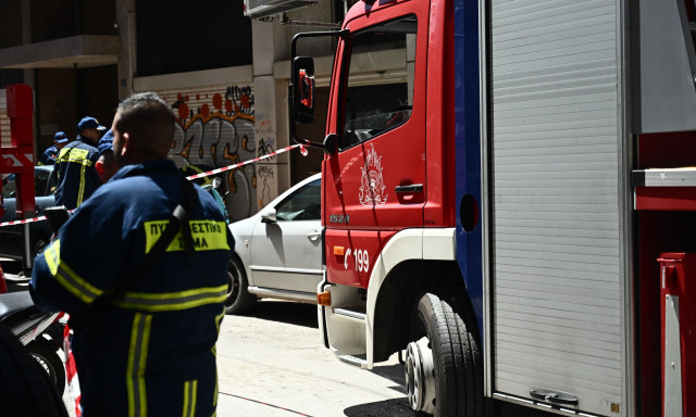 Φωτιά σε κτήριο στο κέντρο της Αθήνας