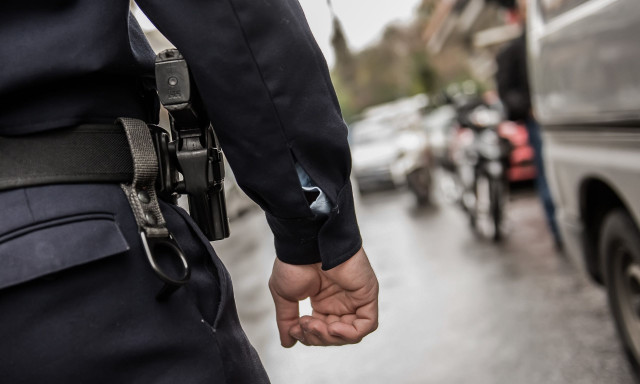 Πάτρα: Συνελήφθη αστυνομικός για βασανισμό 85χρονου κρατουμένου – Τι απαντά η ΕΛΑΣ