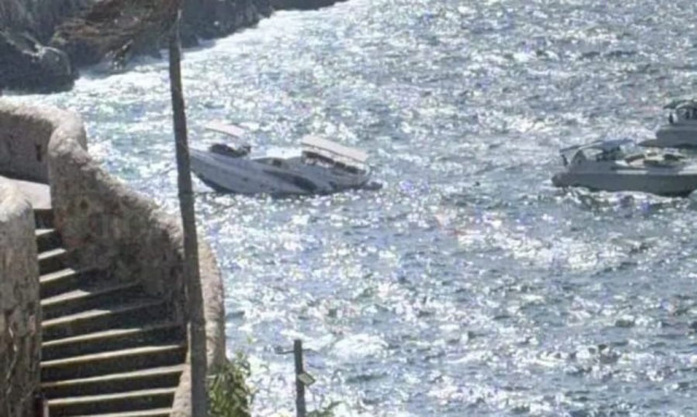 Δραματικές στιγμές - Το πρωτοχρονιάτικο πάρτι στο γιοτ κατέληξε στα... βράχια