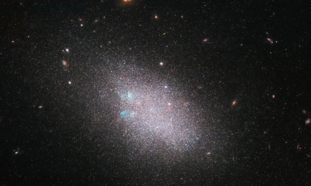 Το διαστημικό τηλεσκόπιο Hubble εντόπισε σμήνος άστρων ενός γαλαξία - «νάνου»