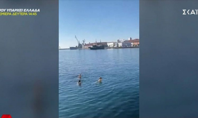 Θεσσαλονίκη: Φοιτήτριες καλωσόρισαν το 2025 με μια... βουτιά στον Θερμαϊκό