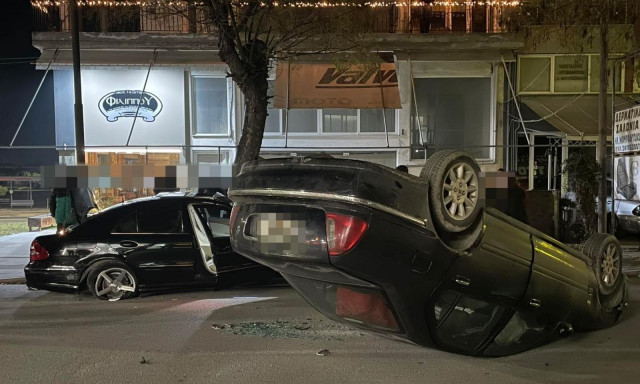 Τροχαίο ατύχημα στη Λάρισα - Τούμπαρε αυτοκίνητο από τη σύγκρουση