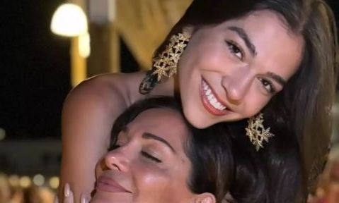 Δέσποινα Βανδή: Η στιγμή που η κόρη της Μελίνα ανεβαίνει στη σκηνή και τραγουδούν μαζί